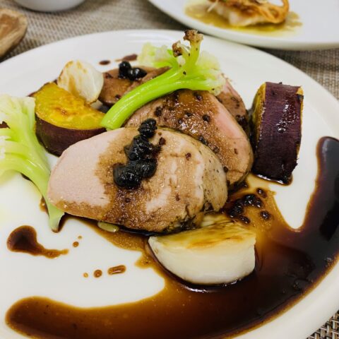 豚ヒレ肉のロースト・バルサミコとケッパーのソース